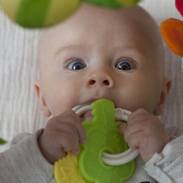Beneficios de los sonajeros en los bebés